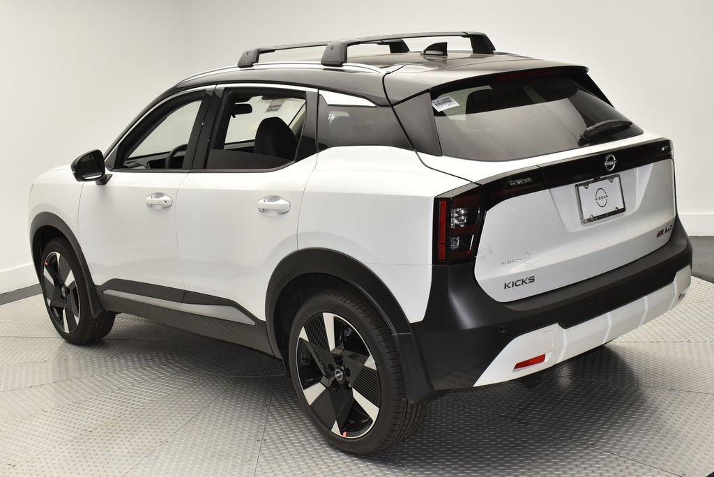 2026 Nissan Kicks SR photo 4