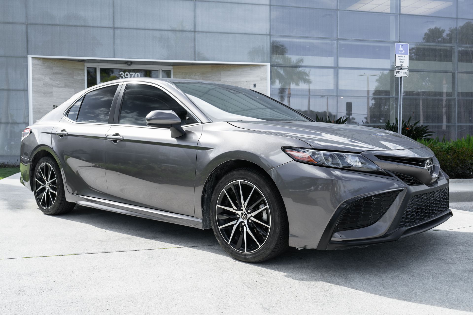 2021 Toyota Camry SE photo 2