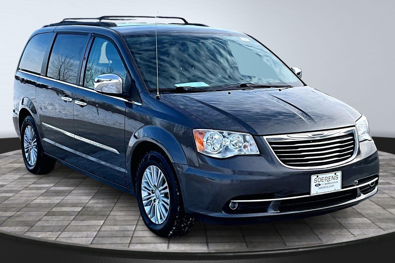 2015 Chrysler Town & Country Touring-L's photo