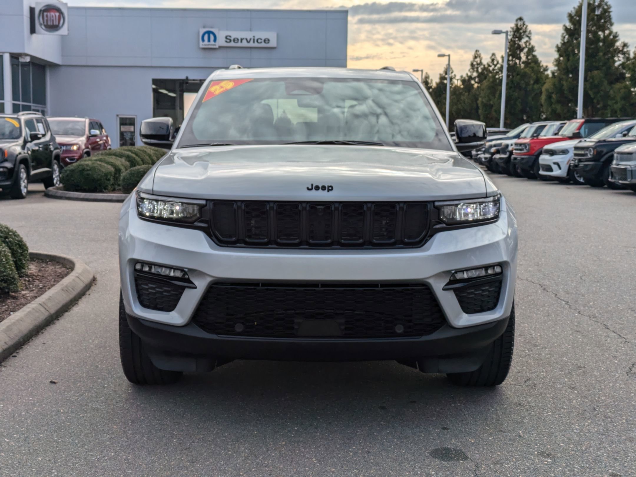 2025 Jeep Grand Cherokee Limited photo 2