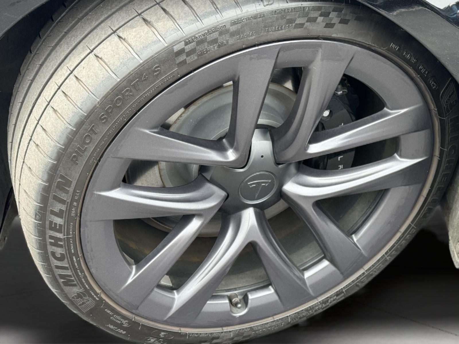 2022 Tesla Model S Plaid photo 47