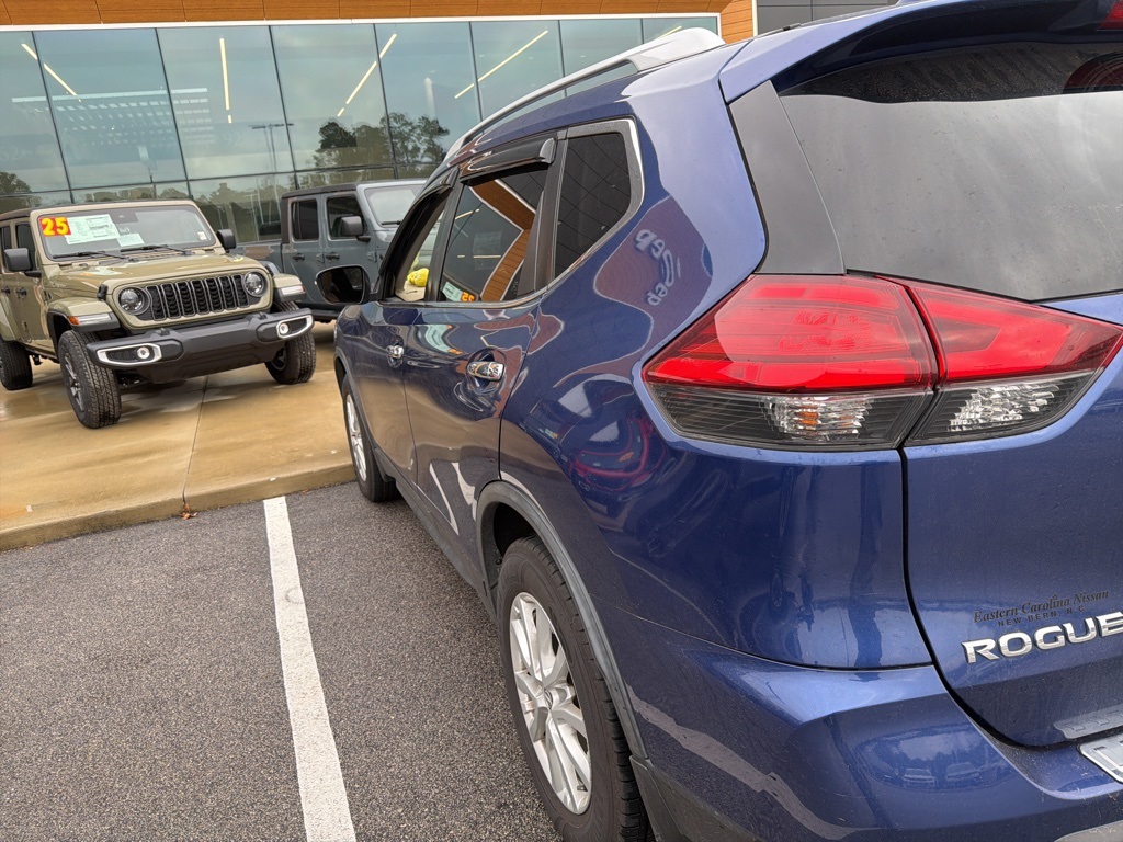 2017 Nissan Rogue SV photo 4