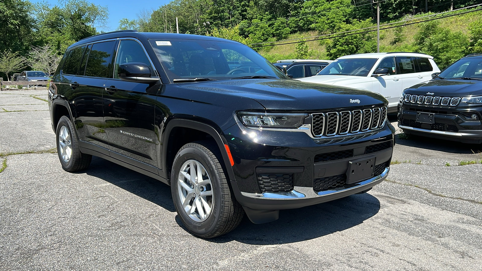 2025 Jeep Grand Cherokee Laredo X photo 3