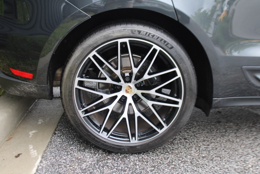 2025 Porsche Macan Base photo 16