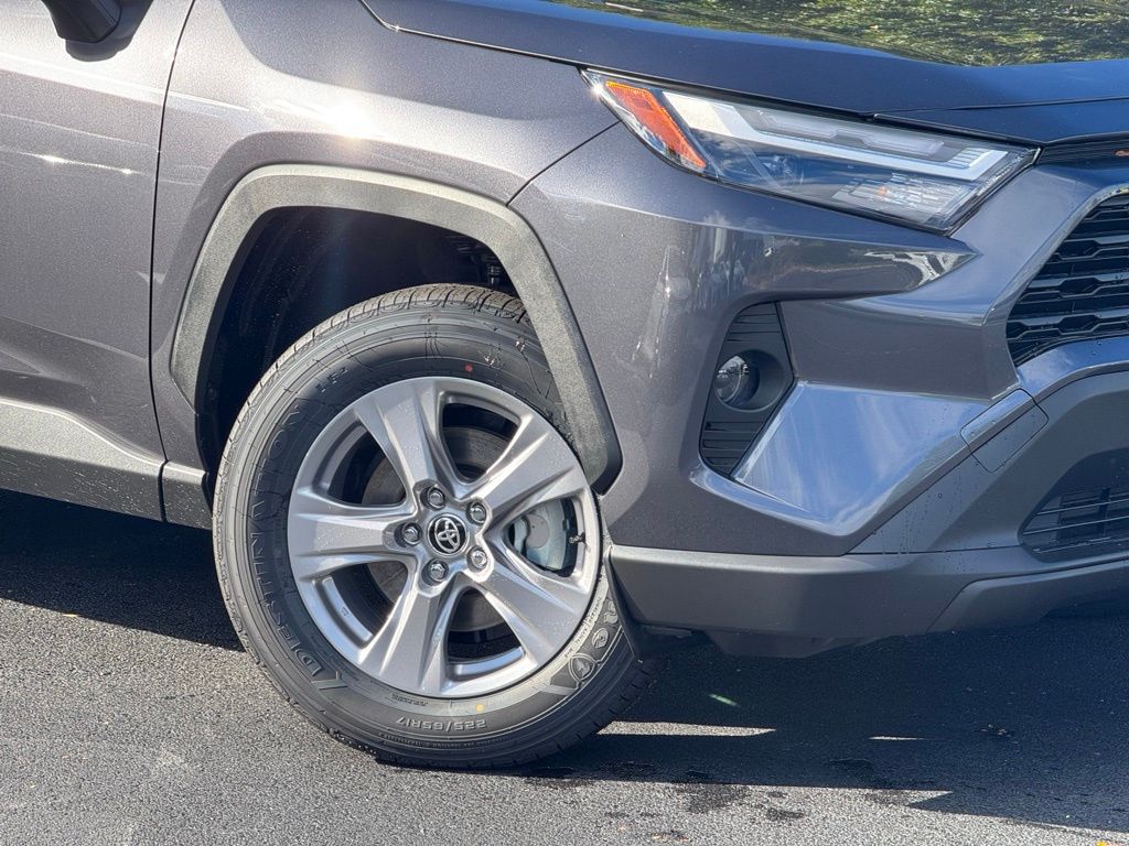 2025 Toyota RAV4 Hybrid XLE photo 3