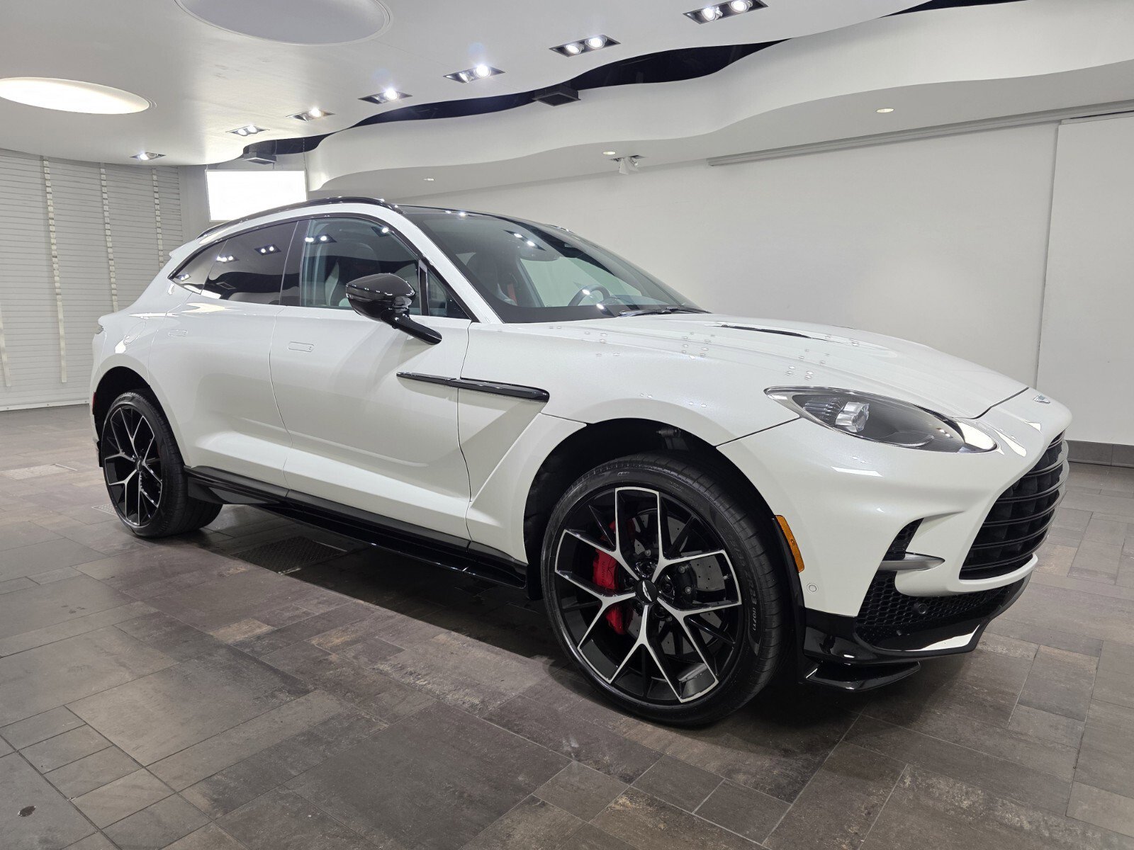 2025 Aston Martin DBX