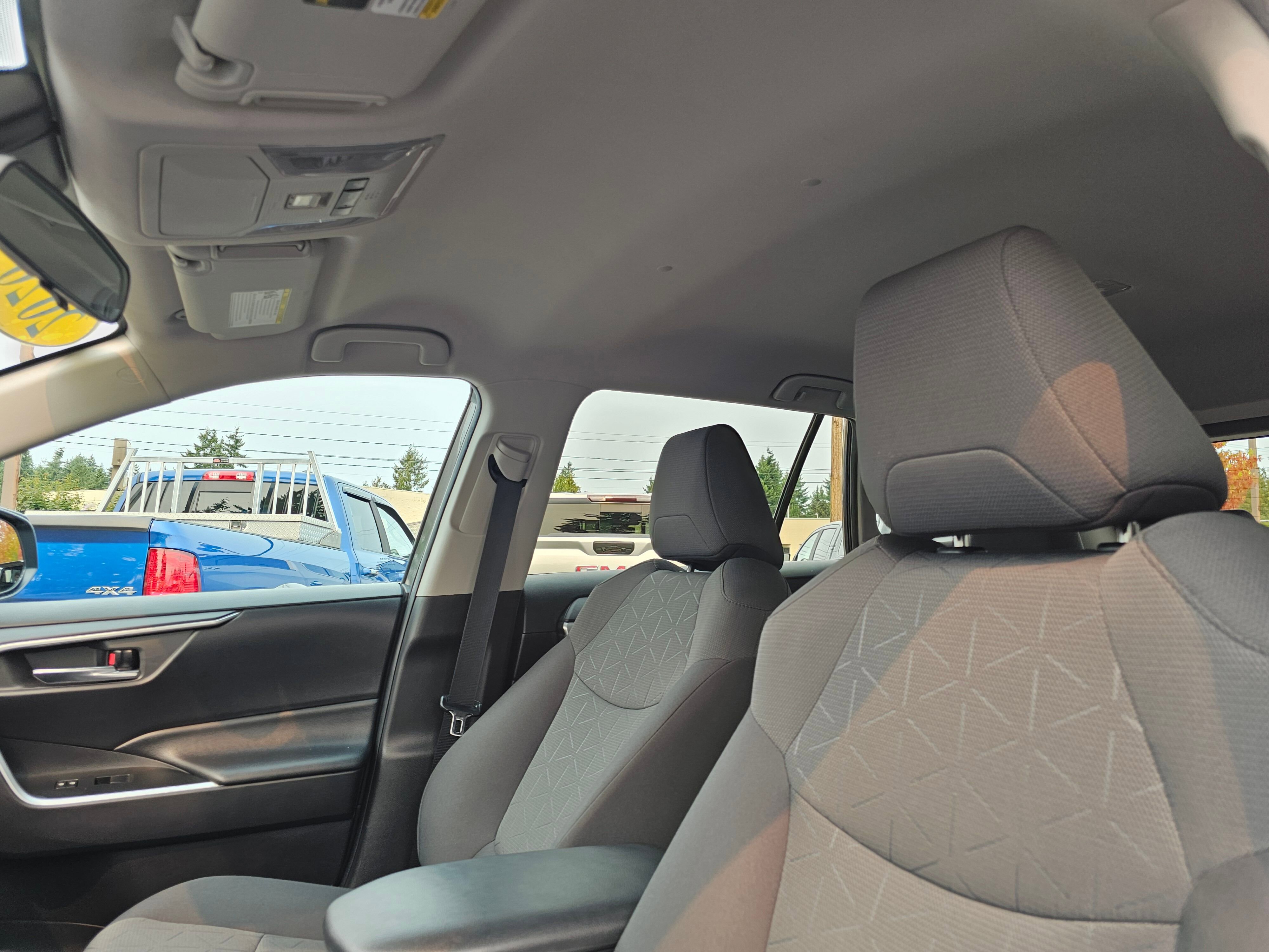 2020 Toyota RAV4 XLE photo 5