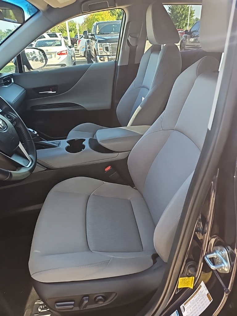 2021 Toyota Venza LE photo 3