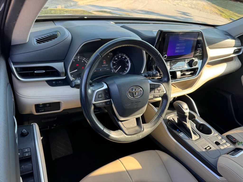 2023 Toyota Highlander XLE photo 2