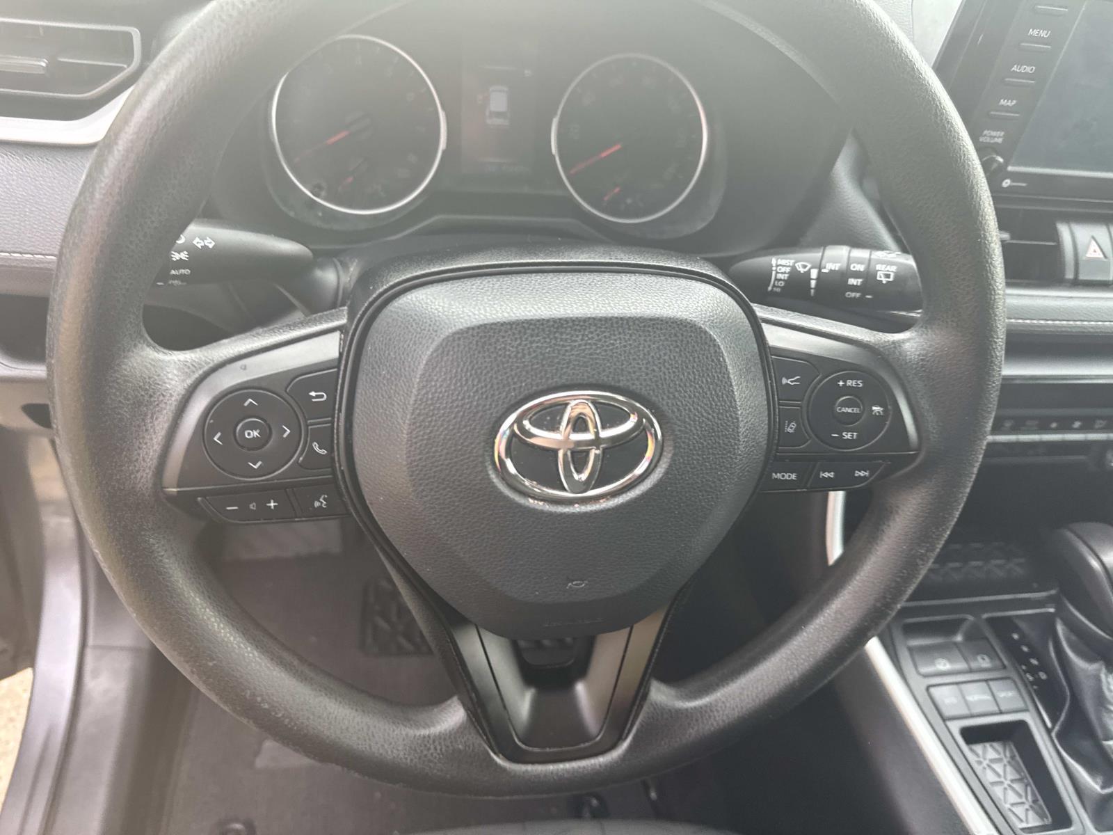 2022 Toyota RAV4 XLE photo 19