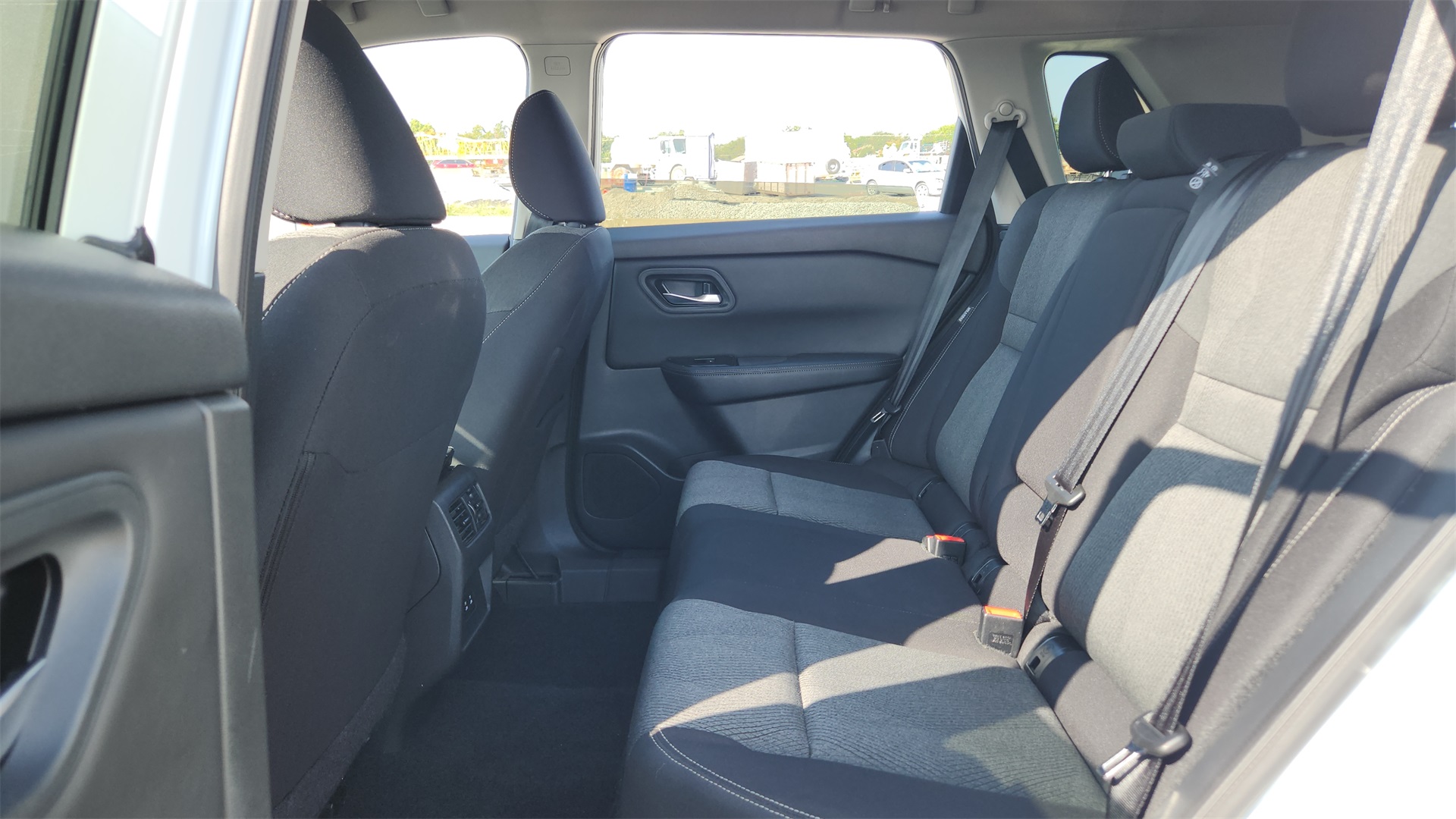 2025 Nissan Rogue SV photo 16
