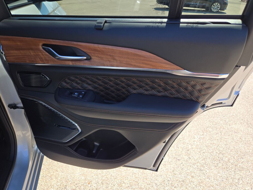 2025 Jeep Grand Cherokee Summit Reserve photo 3