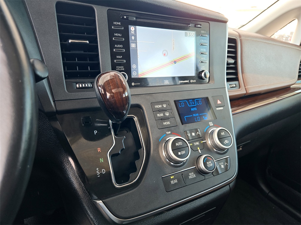 2019 Toyota Sienna Limited Premium photo 17
