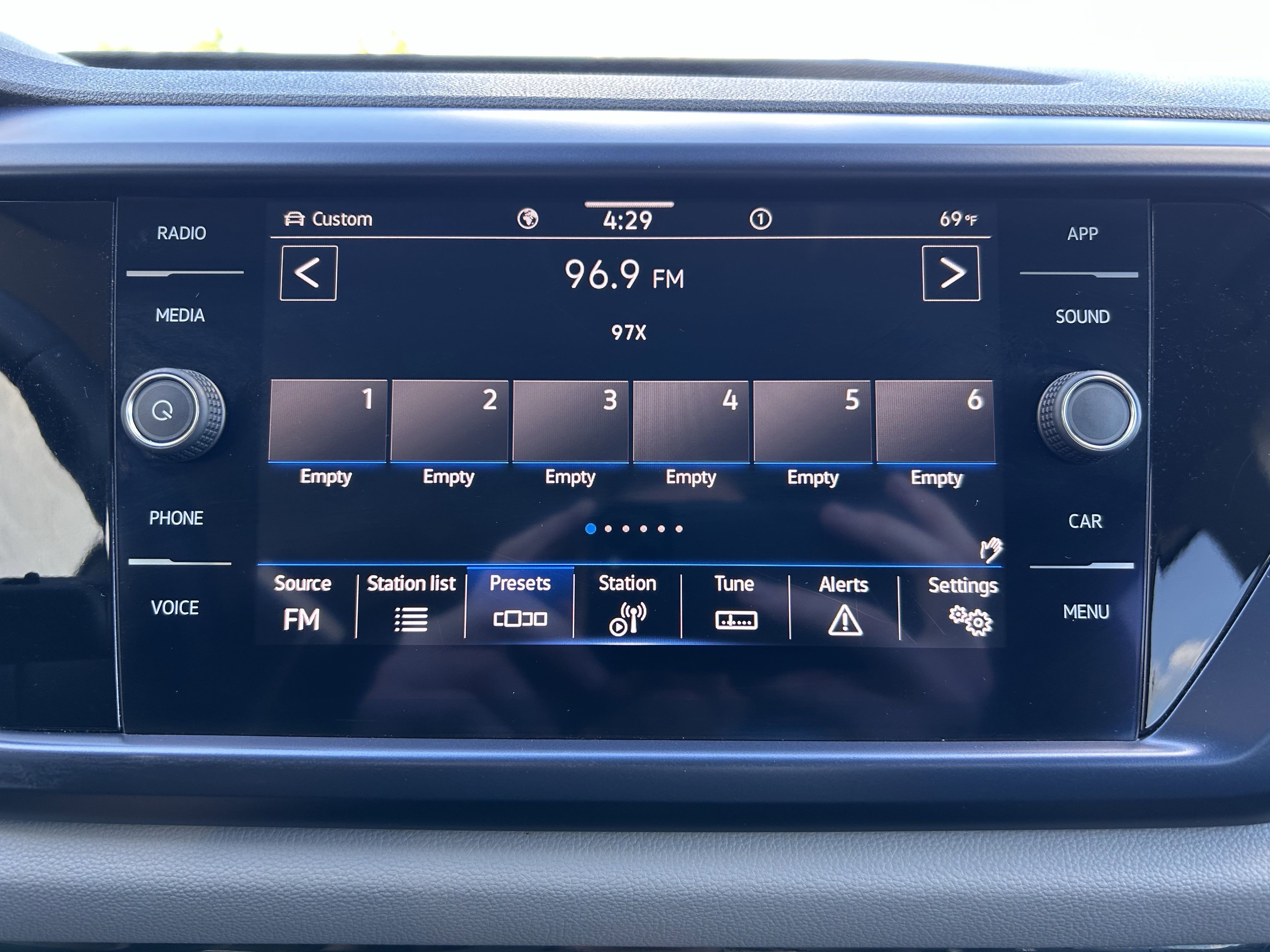 2022 Volkswagen Taos SE photo 9