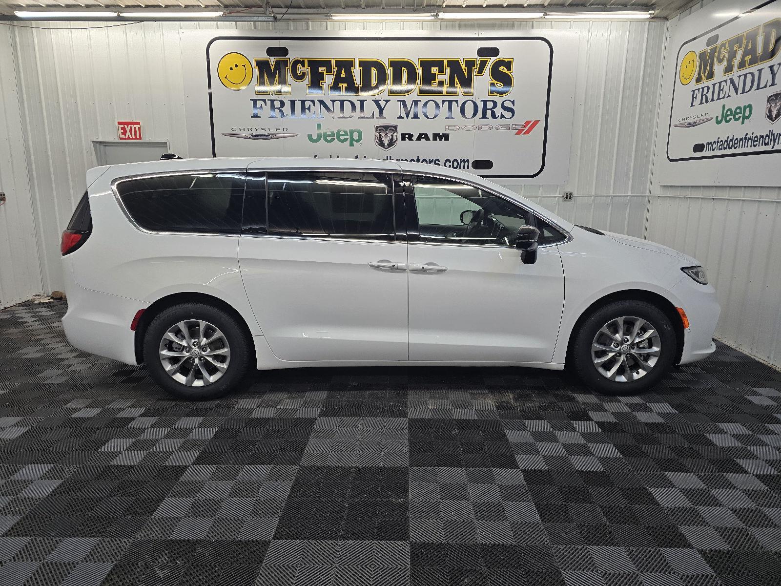 2026 Chrysler Pacifica Limited's photo