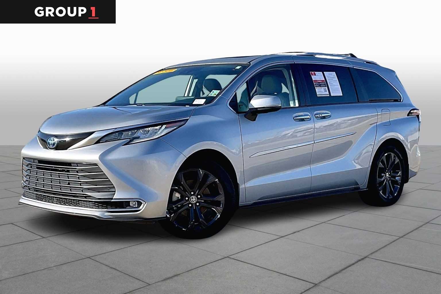 2022 Toyota Sienna Limited's photo