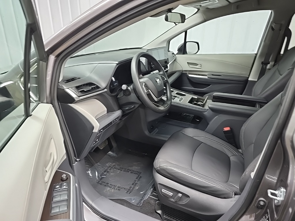 2021 Toyota Sienna LE photo 27
