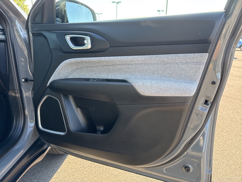 2024 Jeep Compass Latitude photo 30