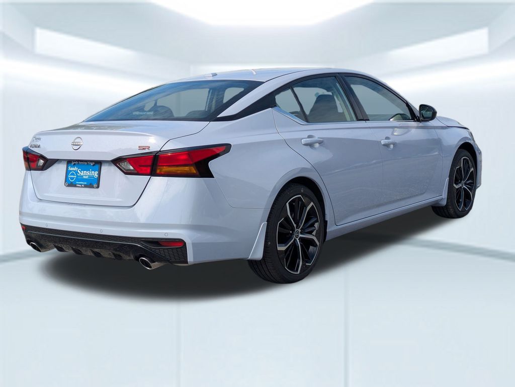 2025 Nissan Altima SR photo 4
