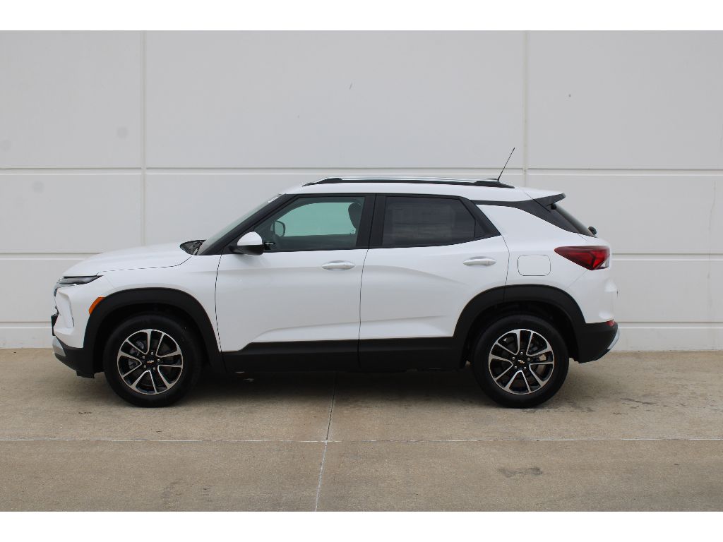 2025 Chevrolet Trailblazer LT photo 2