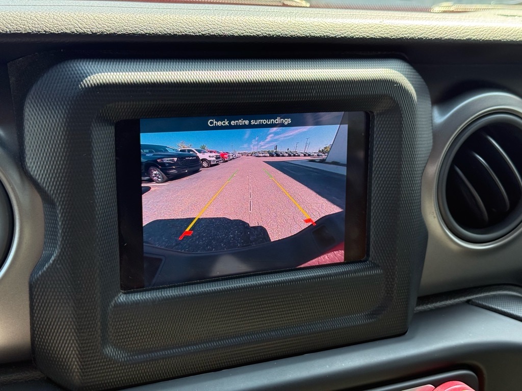 2021 Jeep Gladiator Willys Sport photo 14