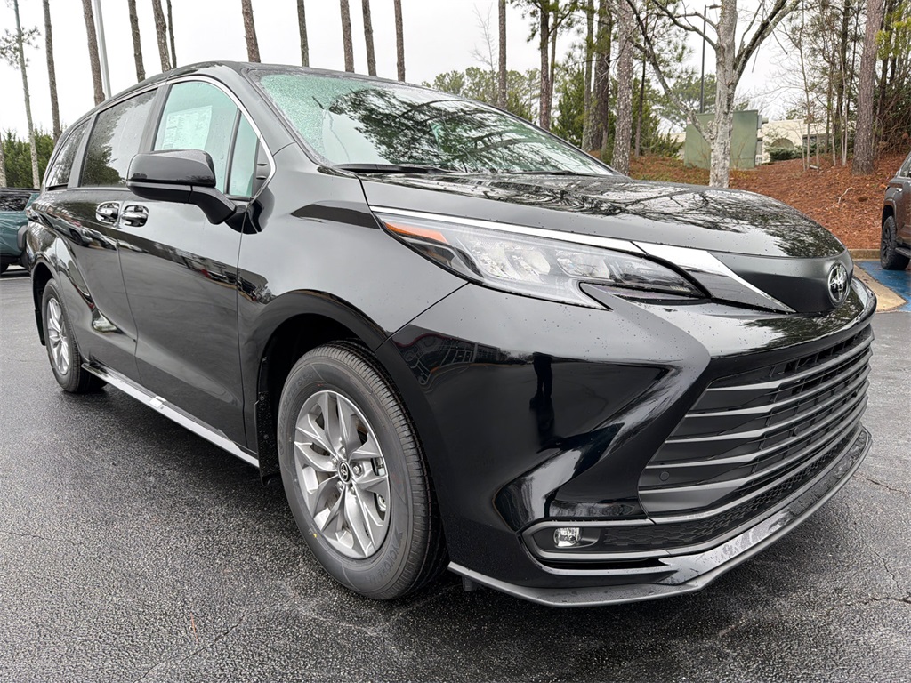 2026 Toyota Sienna XLE's photo
