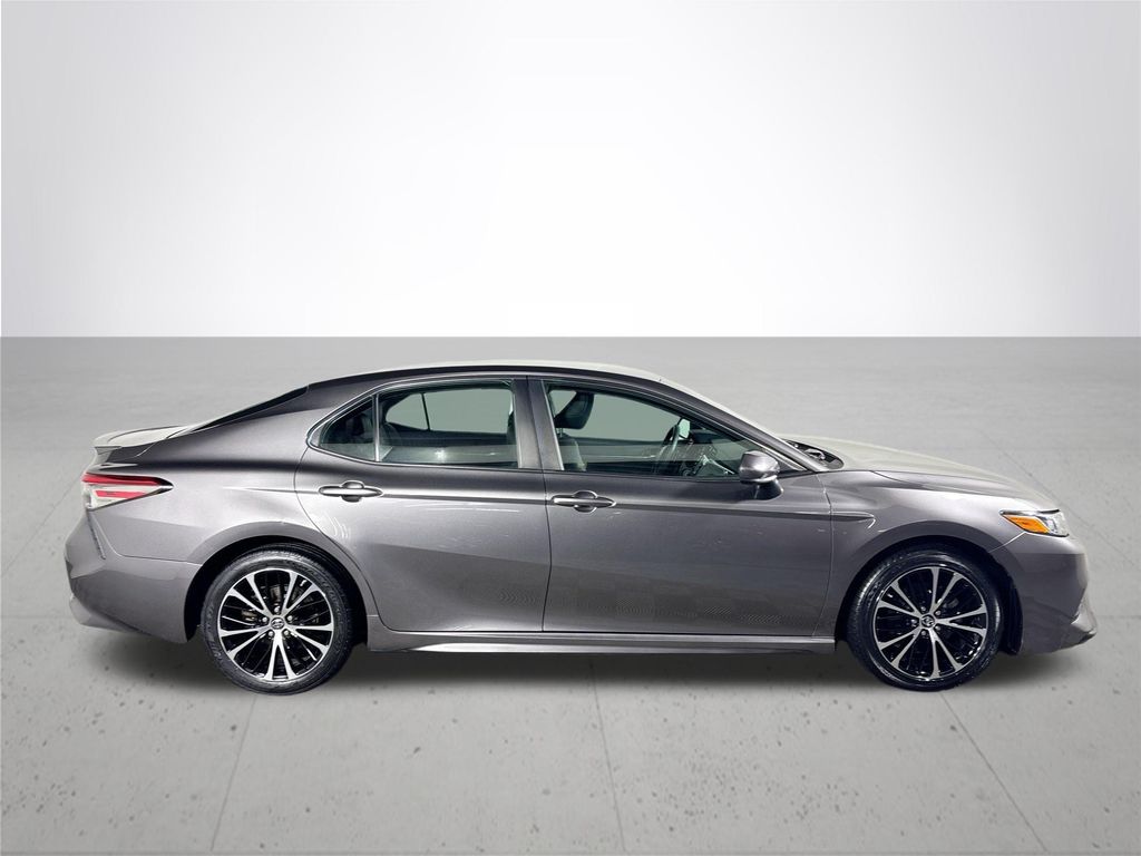 2018 Toyota Camry SE photo 5