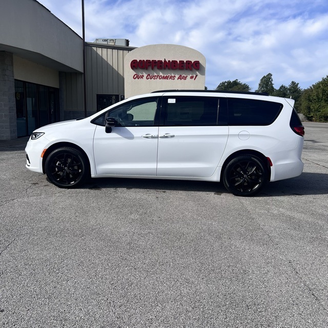 2026 Chrysler Pacifica Limited's photo