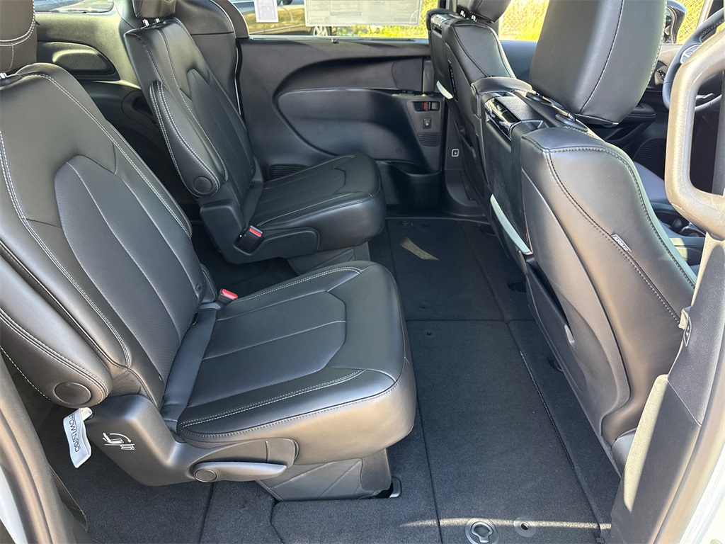 2025 Chrysler Pacifica photo 16