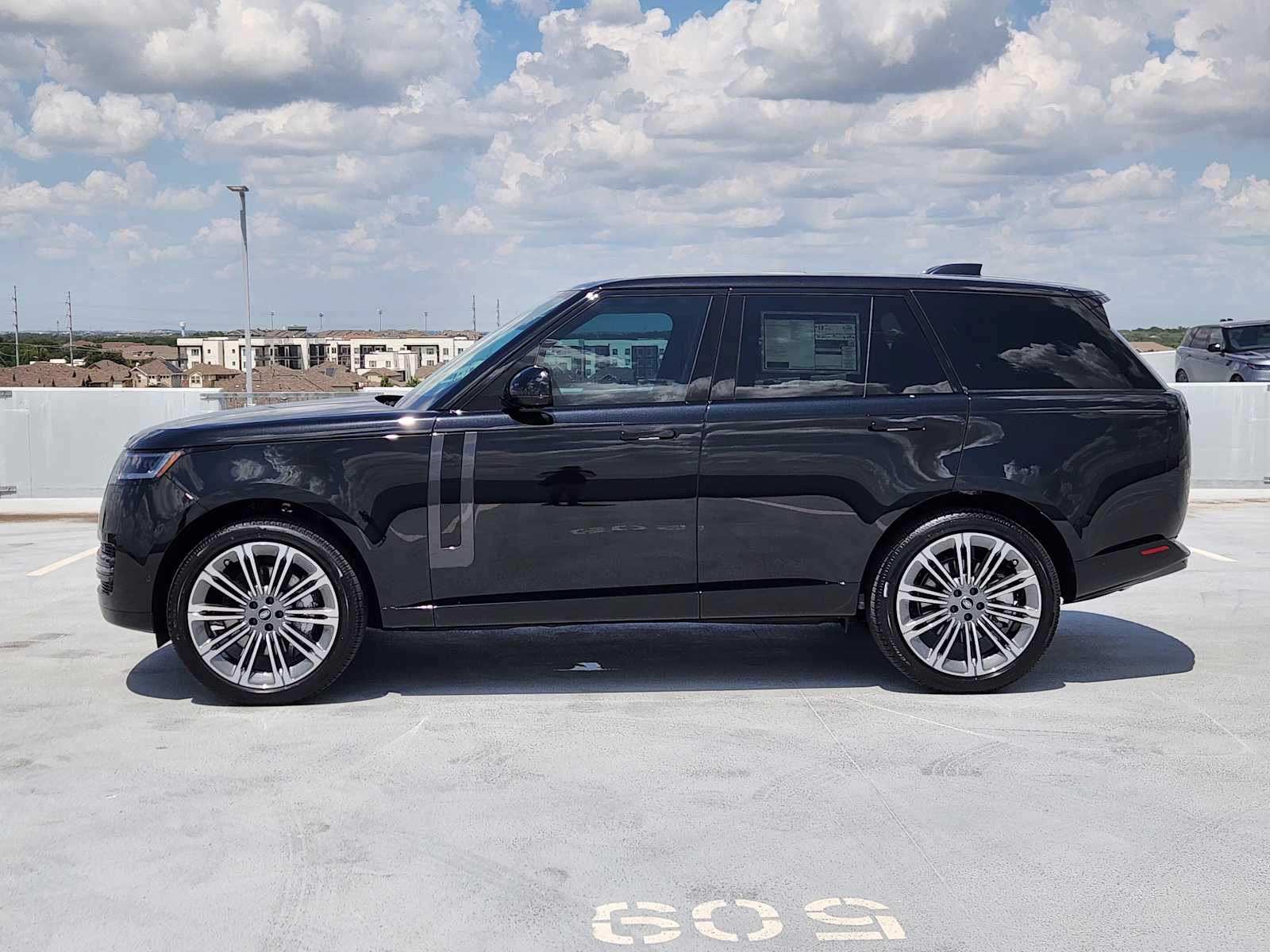 2025 Land Rover Range Rover SE photo 4