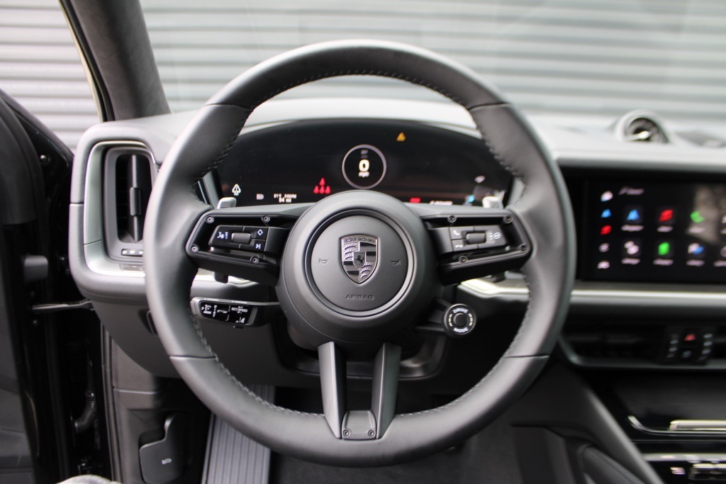2025 Porsche Cayenne Turbo E-Hybrid photo 21
