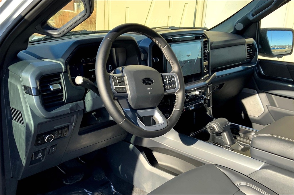 2025 Ford F-150 XLT photo 3