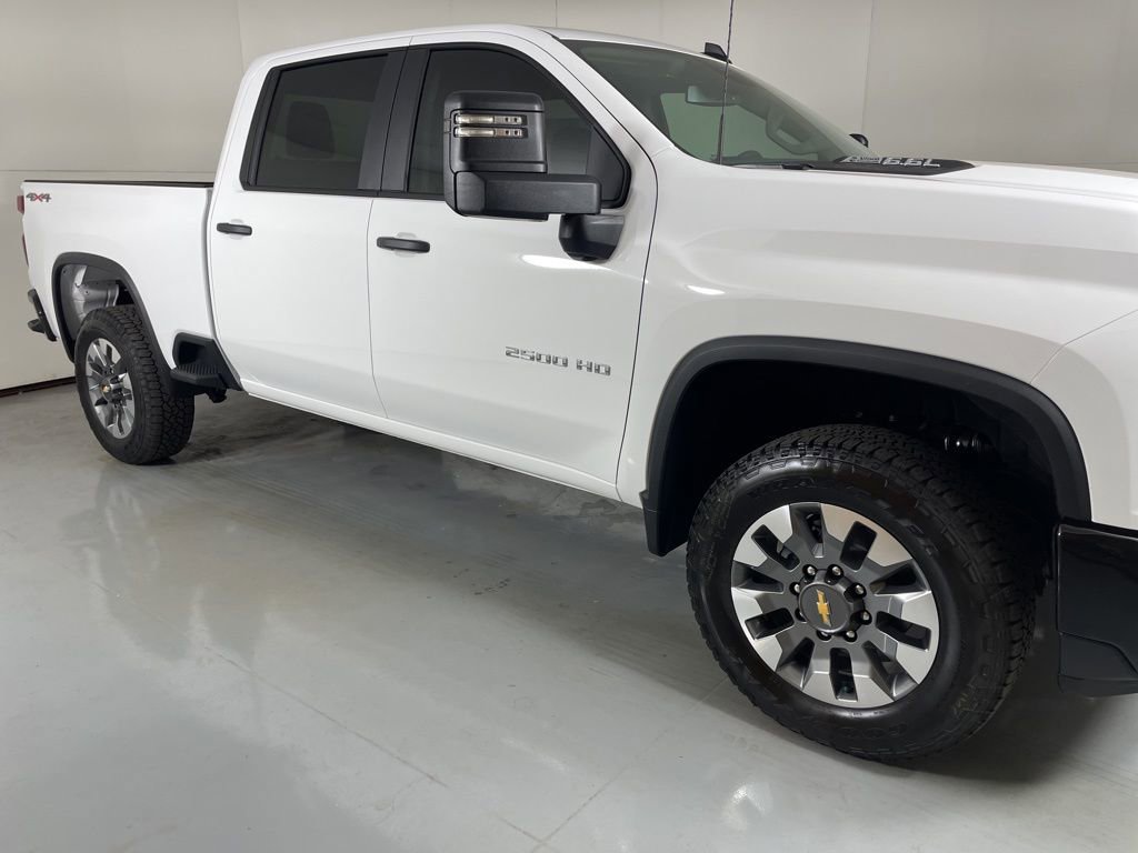 2025 Chevrolet Silverado 2500HD Custom photo 9