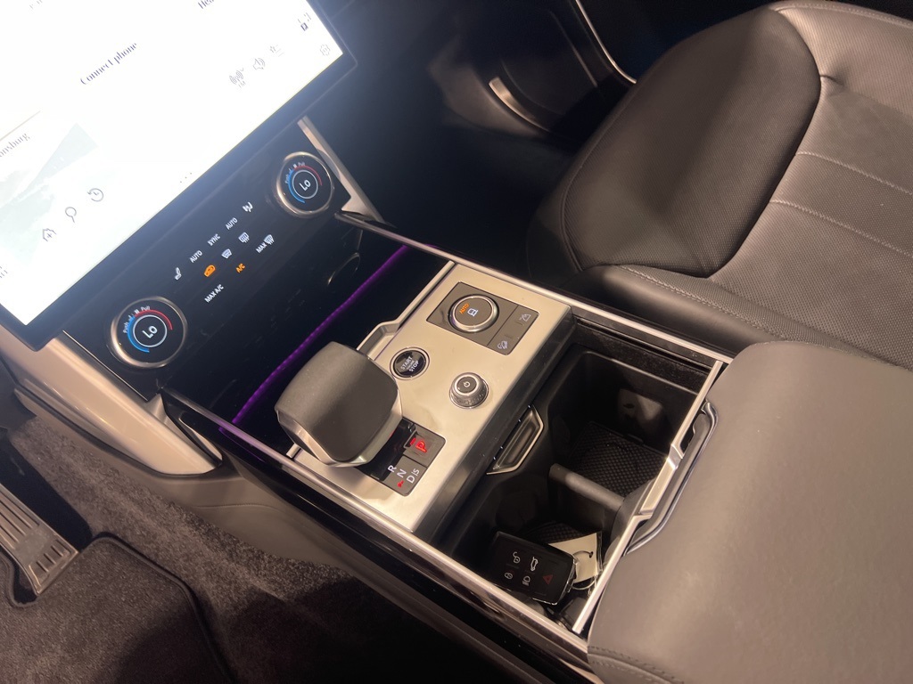 2023 Land Rover Range Rover SE photo 16