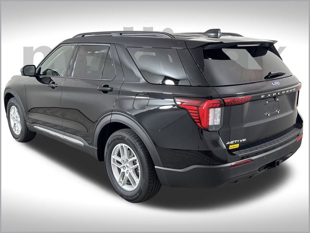 2025 Ford Explorer photo 3