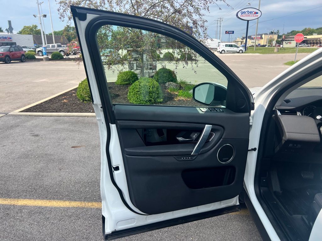 2020 Land Rover Discovery Sport S photo 17