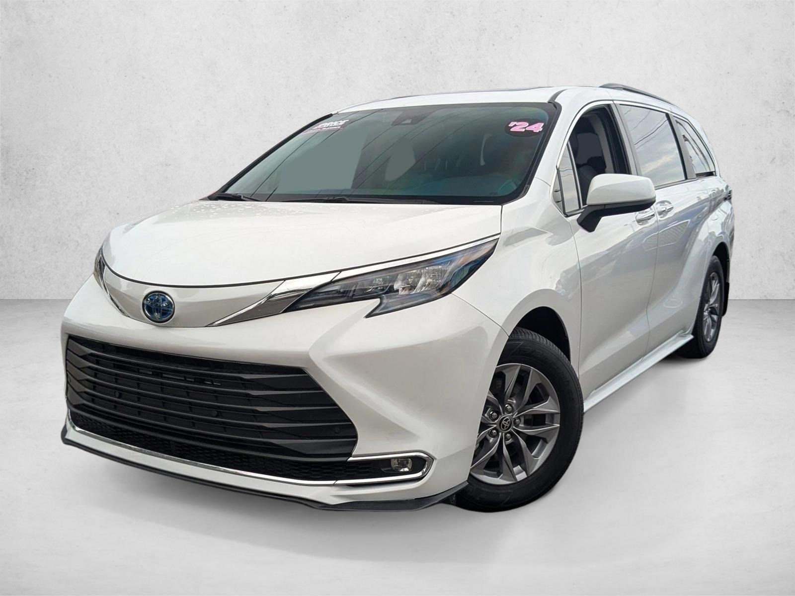 2024 Toyota Sienna XLE's photo