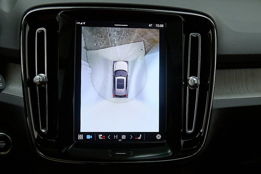 2023 VOLVO XC40 - Image 27