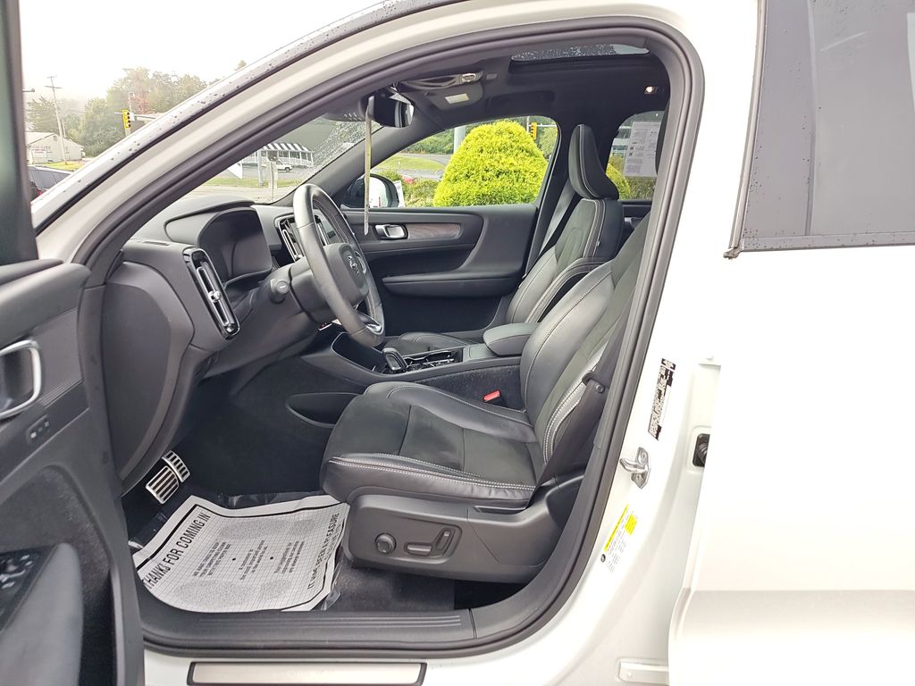 2021 Volvo XC40 T5 R-Design photo 4