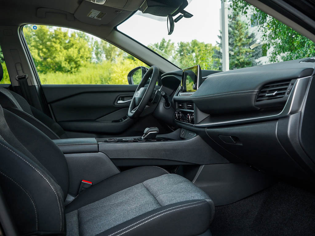 2026 Nissan Rogue SV photo 10