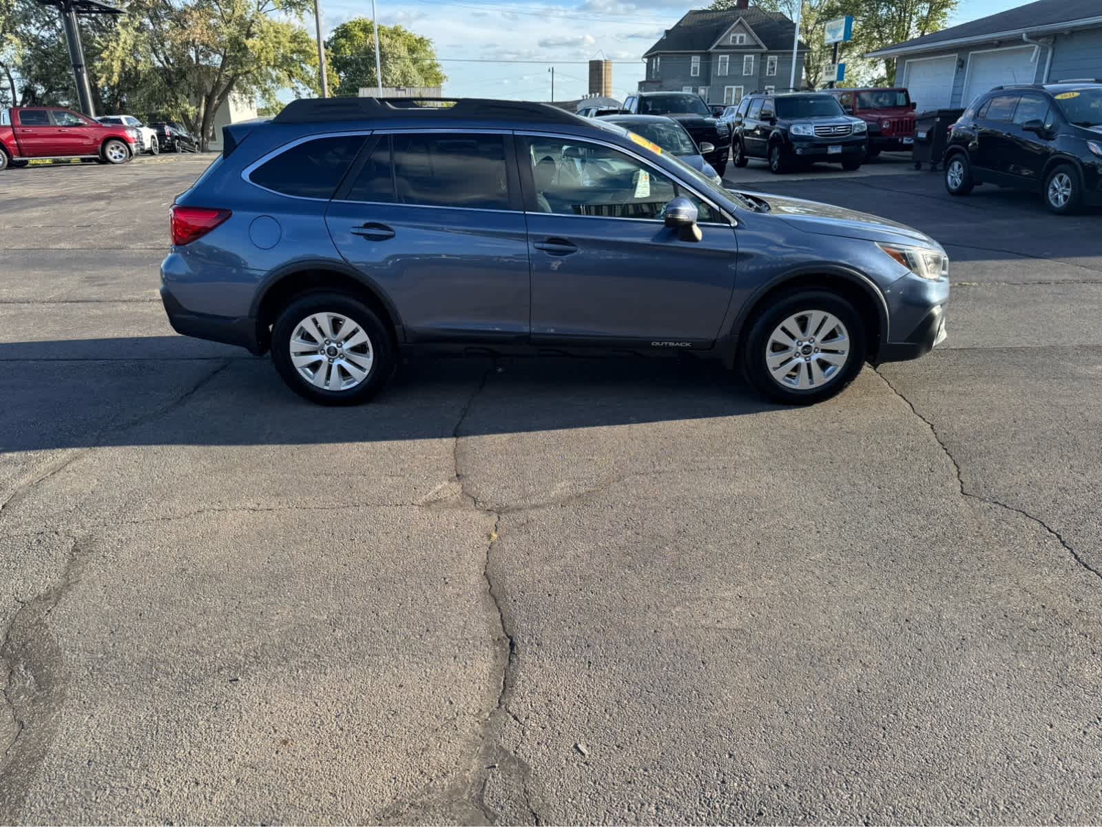 2018 Subaru Outback Premium photo 2