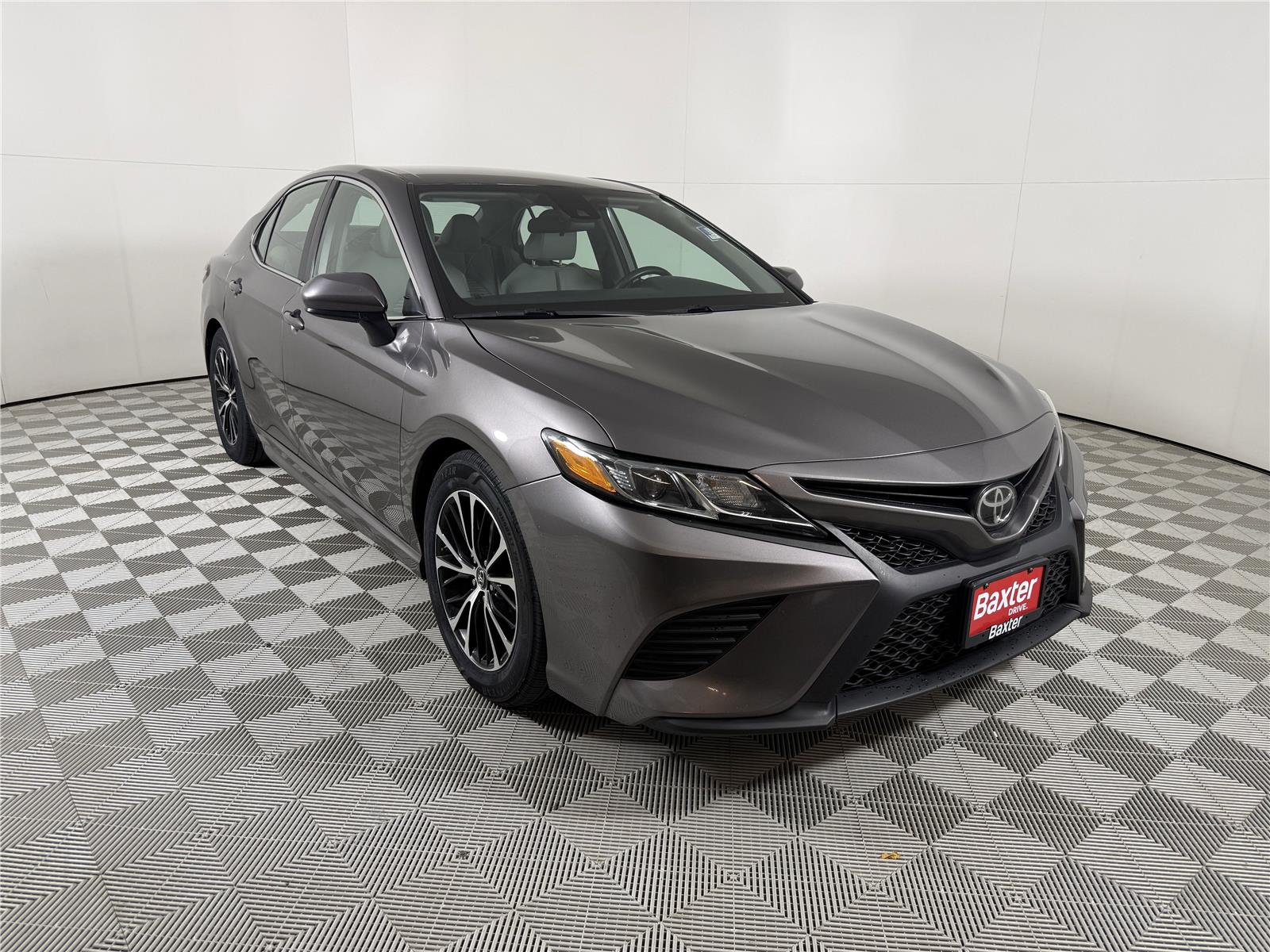 2018 Toyota Camry SE's photo