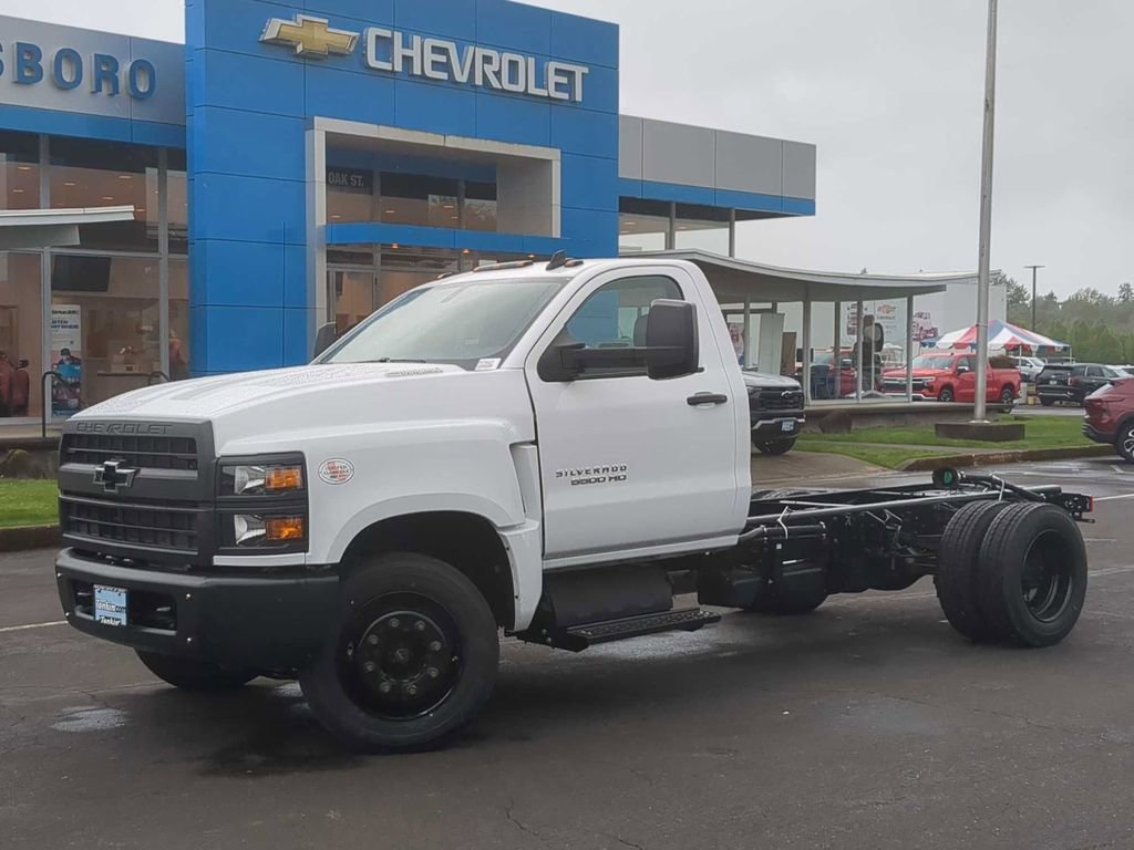 2023 Chevrolet Silverado 5500HD LT photo 3