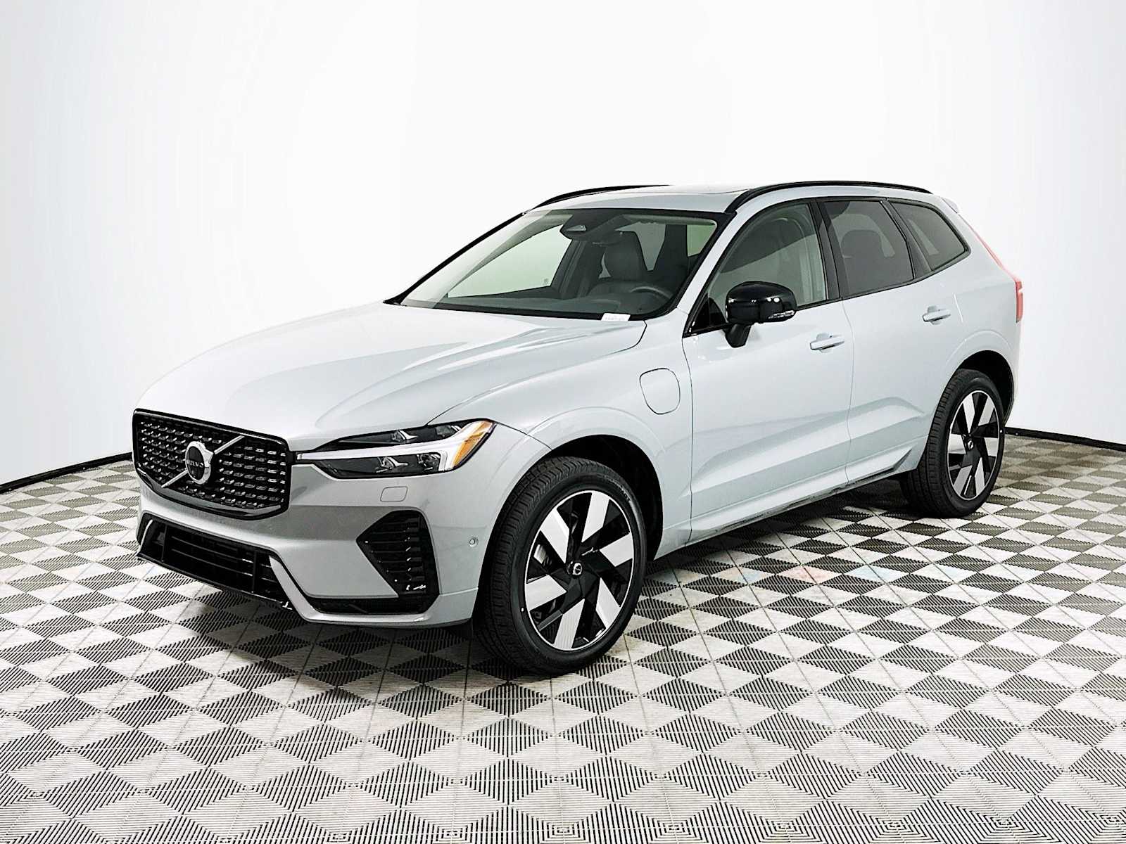 2025 Volvo XC60 T8 Plus photo 2