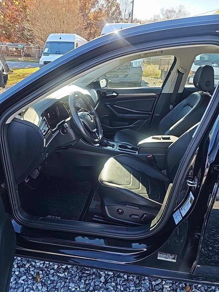 2019 Volkswagen Jetta SEL Premium photo 2