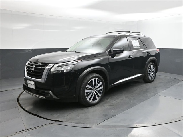 2022 Nissan Pathfinder Platinum's photo