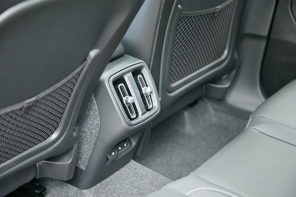 2025 VOLVO XC40 - Image 19