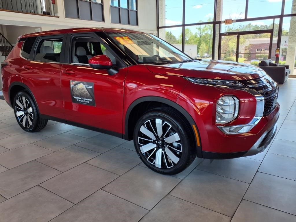 2025 Mitsubishi Outlander SE's photo