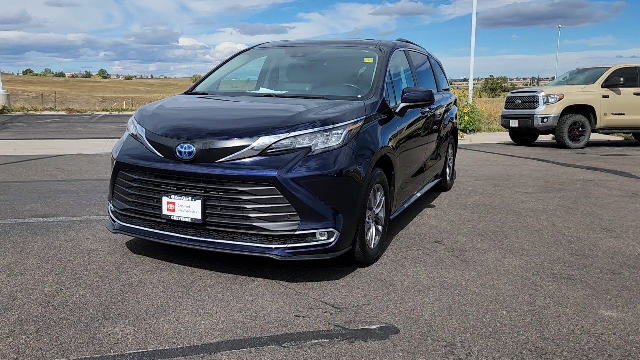 2023 Toyota Sienna XLE photo 3