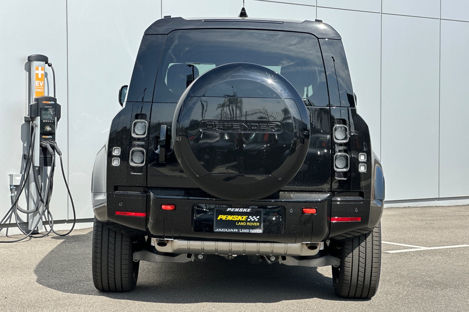 2025 Land Rover Defender 110 photo 4